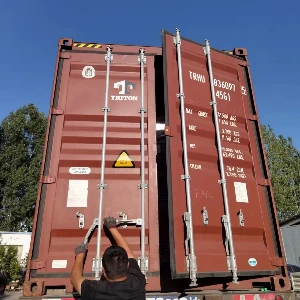 Продуктите са опаковани и изпратени до Австралия и Чили
